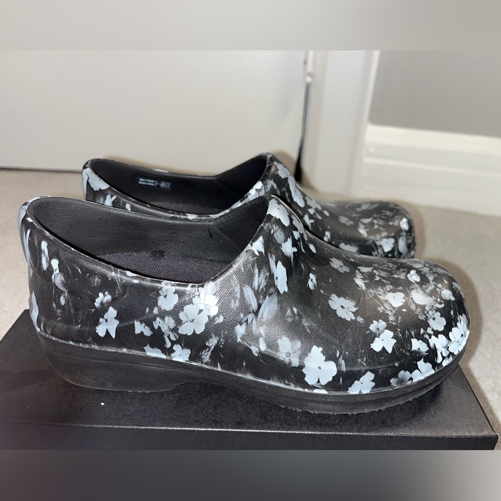 CROCS floral rubber clogs